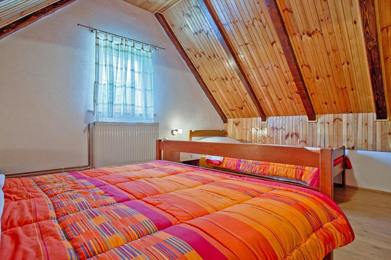 Andrea In Sertic Poljana - Haus Fuer 6 Personen Plitvička Jezera Exterior foto